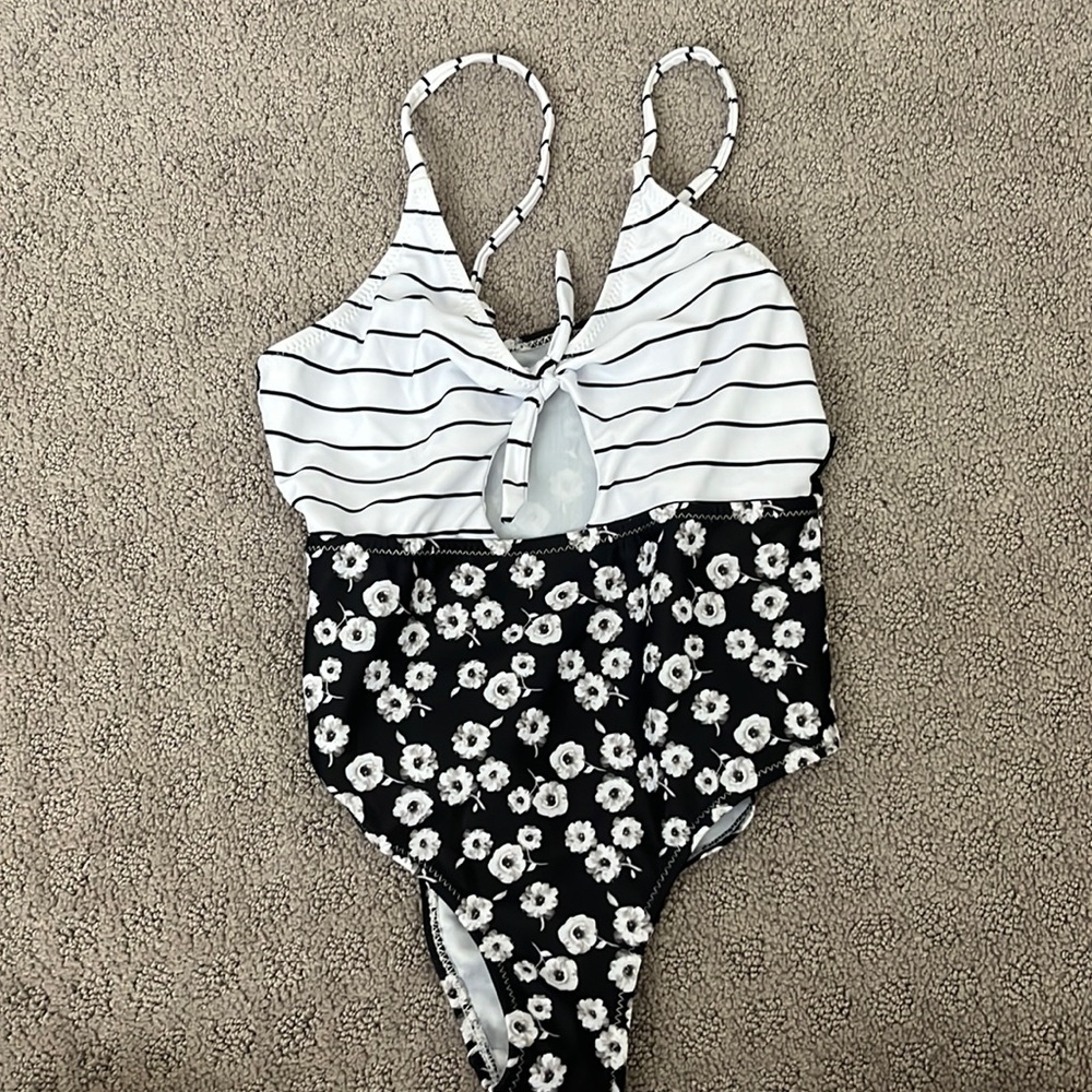 Girls shein 1 piece swimsuit. Never worn before!